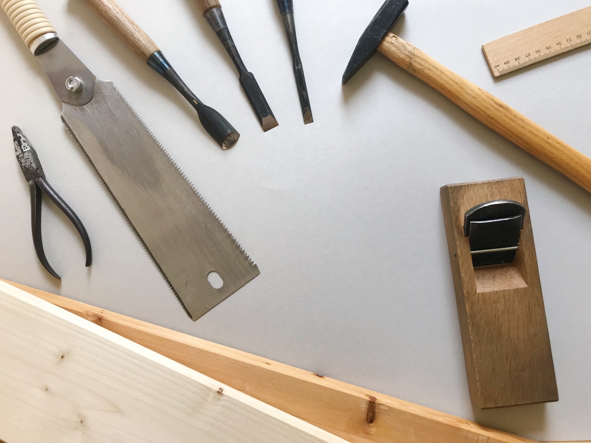 日用品から雑貨まで様々な商品を販売するホームセンターや生活雑貨専門店。 専門店に比べて、全国各地に店舗を展開しています。 近年では通年を通して神棚や神具をお求めいただけるお店も増えました。 比較的安価でお求めやすい価格帯の神棚や神具が多いため、気軽に購入しやすいのがポイントです。 専門店とは異なり、神棚専門のスタッフがいないので具体的な相談ができないので注意が必要です。