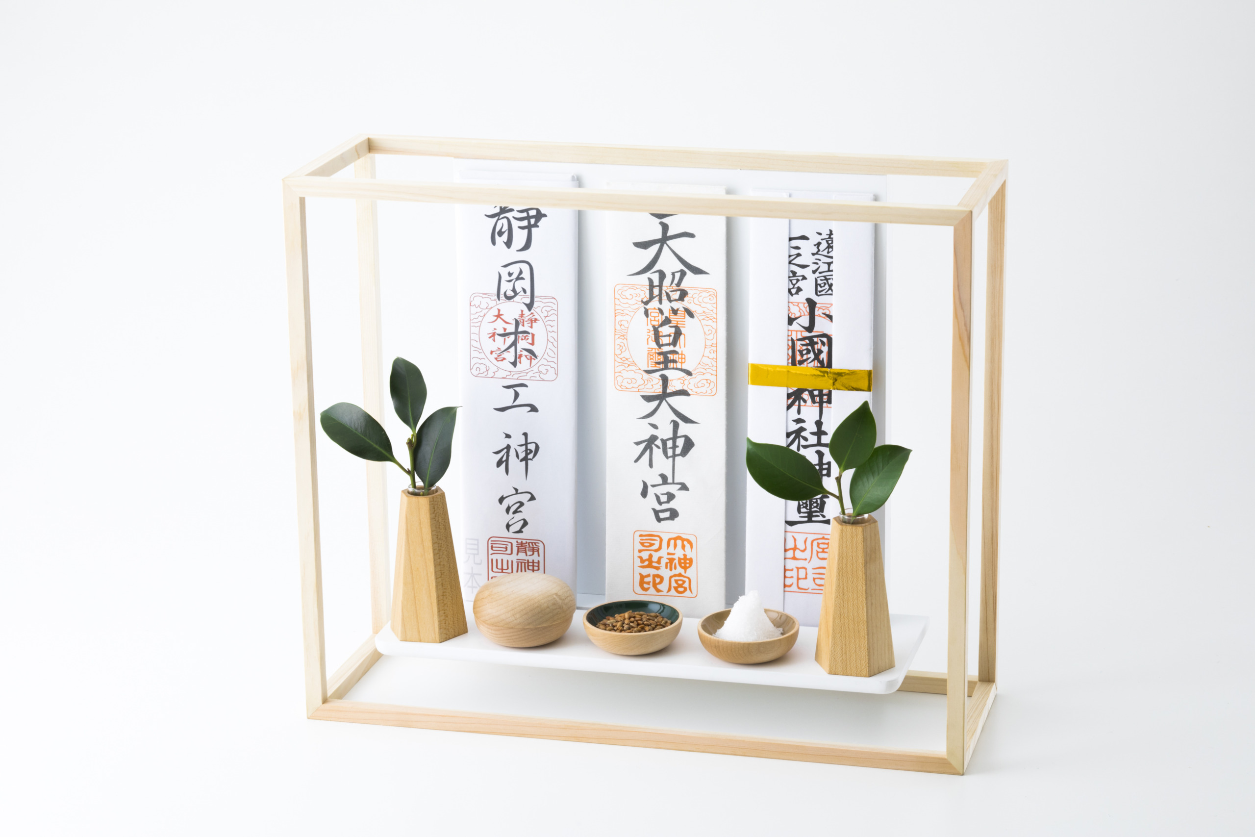 おしゃれでモダンな神棚は、直接壁掛けできるタイプや置き型タイプの神棚もあり種類が豊富です。 洋間中心の住環境でも空間に馴染むようにおまつりできます。 桧をはじめ、メイプル、ウォールナット、チェスナット（栗）といった家具で使用される木材を使用したおしゃれな神棚も多くございます。 壁への取り付けの際も取り付け跡が目立たないため、賃貸のマンションやアパートにお住いの方も安心してご使用いただけます。