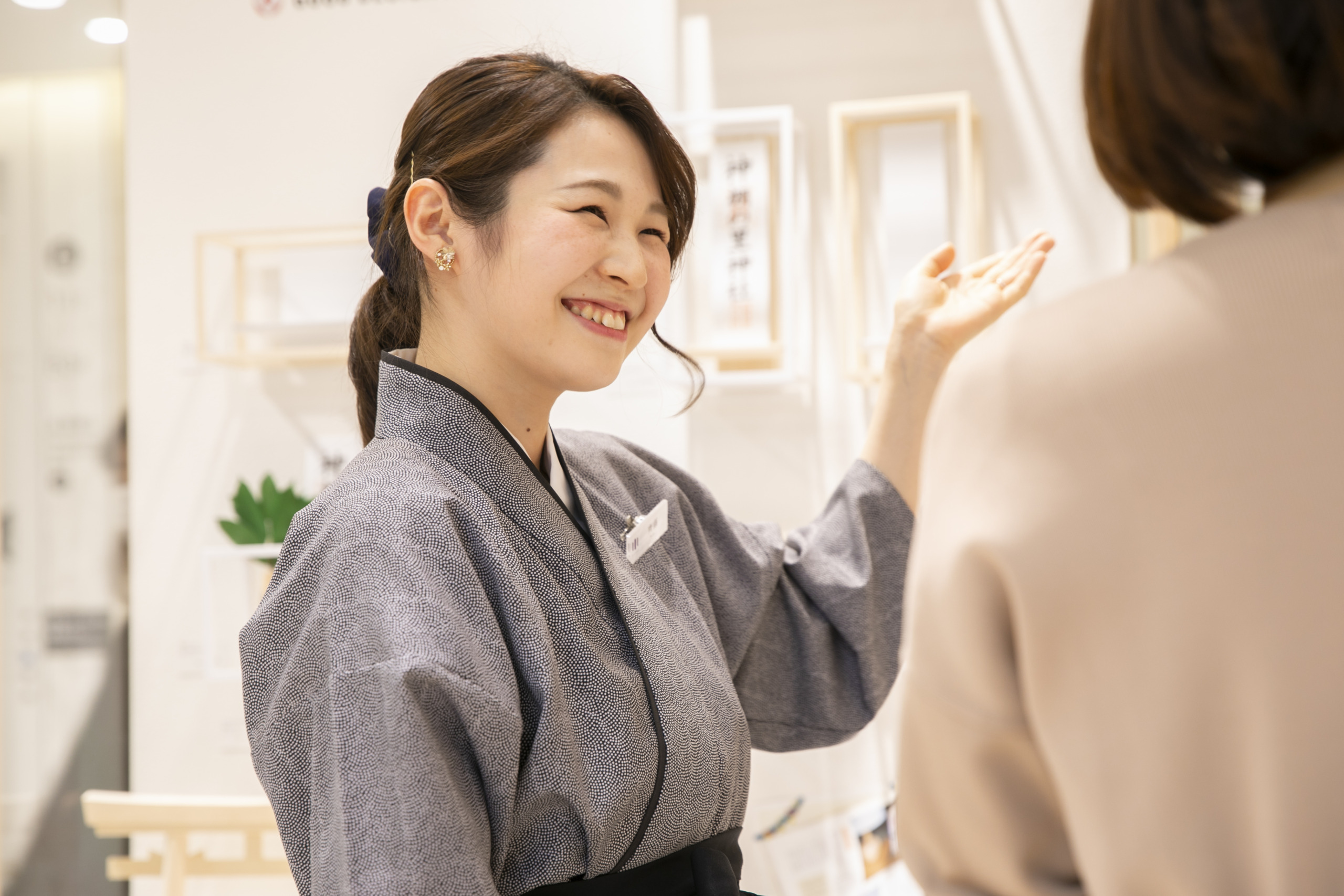 神棚神具を専門のお店や、仏壇・仏具店でも神棚をお求めいただけます。 直接神棚をご覧になってから購入を希望される方におすすめです。 神棚以外にも神具やしめ縄なども実際に組み合わせてご検討いただけます。 当店「神棚の里」は、静岡と東京に２店舗直営店舗を出店。 接客経験豊富なスタッフがお客様のご希望に添った神棚のご提案をさせていただきます。 また、各小売店でも当店の神棚をお取り扱いいただいております。