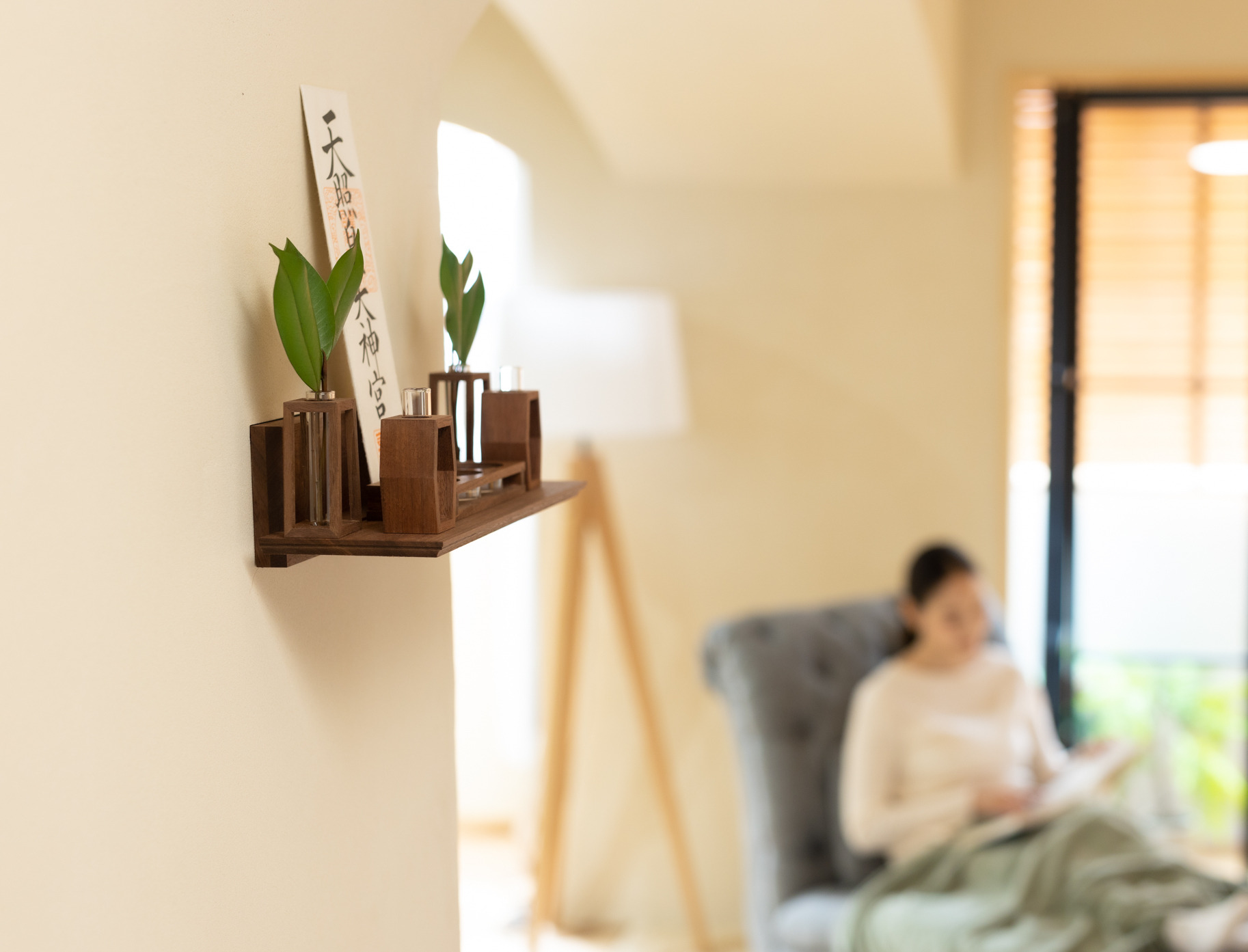 洋室にもおまつりできるモダン神棚。同じシリーズの神具でまとめると統一感があり温かみのある雰囲気に。シリーズによって、スタイリッシュな神棚から可愛い神棚までご用意しています。