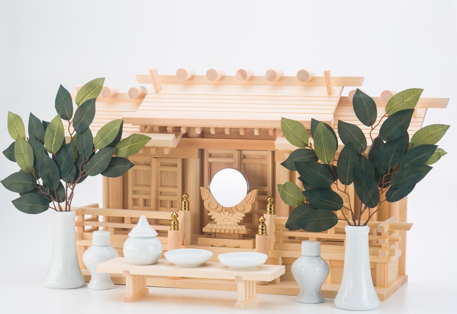 神棚へお供え物をしないのはタブーなのか心配する方も多いですが、神棚のお供え物は神さまへの「おもてなし」です。 無理のない範囲で行うのがよいでしょう。