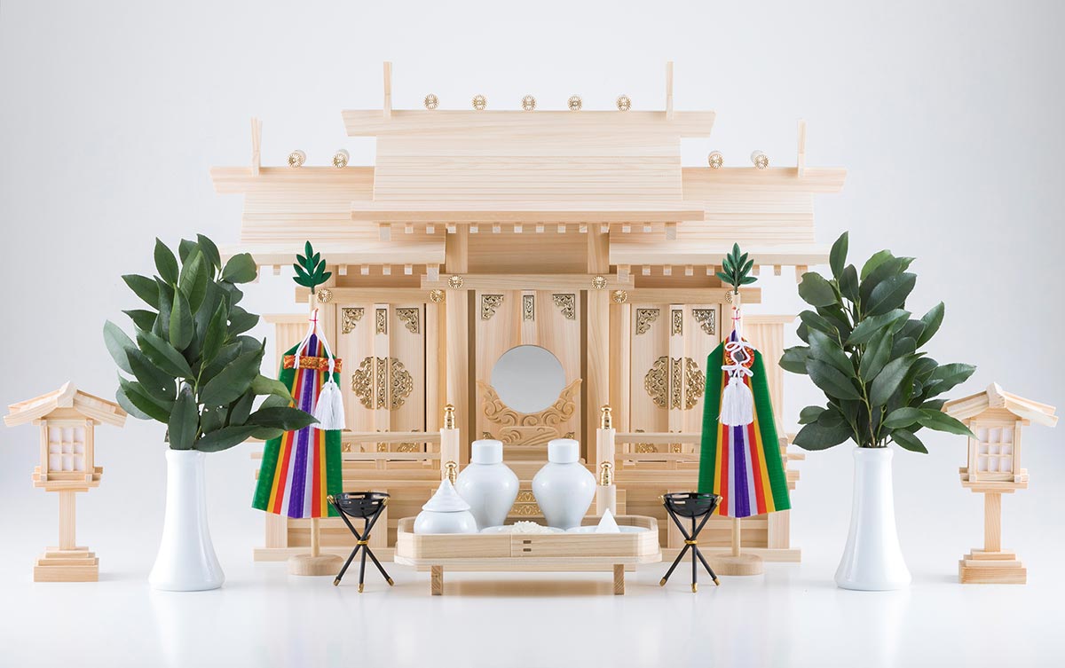 伝統的な神棚（宮形神棚）は木材の種類や形（一社造、三社造等）、装飾によって価格が変わります。 特に伊勢神宮のお社にも用いられる「木曽桧」は、樹齢を重ねた圧倒的に美しい木目が特徴で非常に人気があります。 また、扉などに施されている金具パーツの素材によっても雰囲気が大きく異なります。 真鍮製パーツは高級な神棚に用いられることが多く、プラスチック製パーツを使用されていると比較的お求めやすくなります。