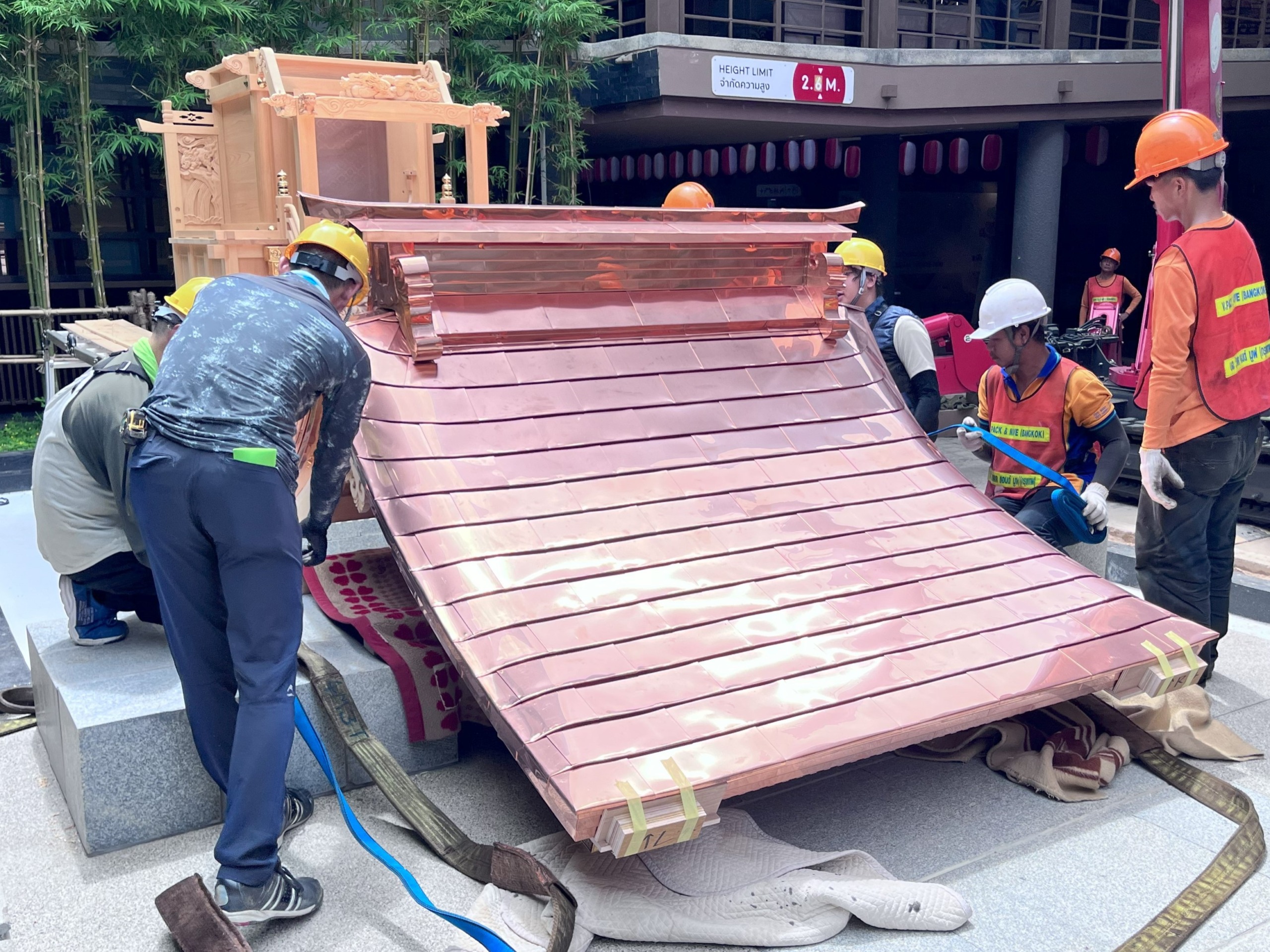 特別社殿（外宮）の設置は屋根部分と胴部分を分けて行う。屋根部分をスパイダークレーンで持ち上げて胴部分に乗せて特別社殿（外宮）の施工が完了する。