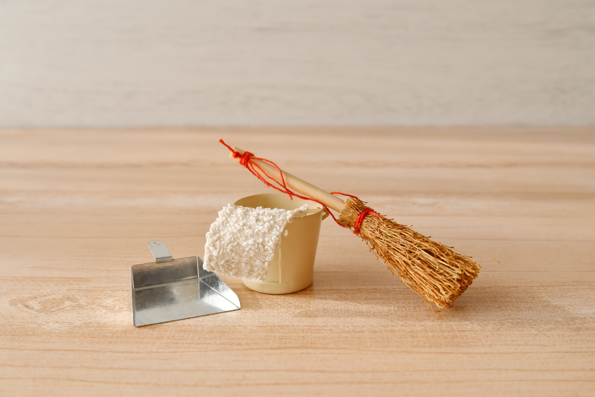 大掃除 ほうきとちりとりとバケツ